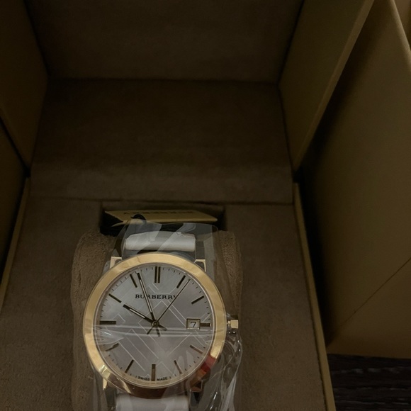 Brand new Burberry Women's Swiss Haymarket watch - Picture 4 of 4